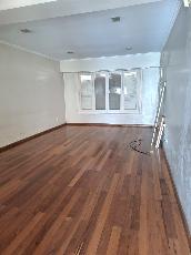 Venta de casa de estilo americ. en zona resid. de Barrio Parque Quilmes.