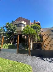 En zona resid. de Barrio Parque chalet de estilo clasico en venta.