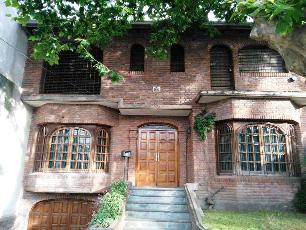 Venta de chalet en estado bueno a una cuadra de la estación en Barrio Parque Bernal.
