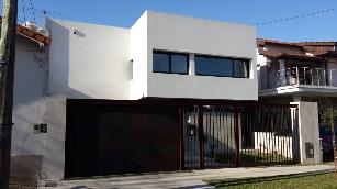 En zona resid. de Barrio Parque Bernal venta de casa con 2 baños.