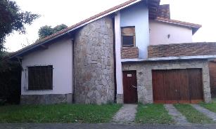 En zona resid. de Quilmes Oeste chalet de 2 pisos en venta.