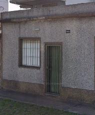 En zona barrio de Quilmes Oeste alquiler de casa ph en estado bueno.