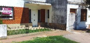 Casa en estado bueno en venta en zona barrio de Quilmes Oeste Argentina.