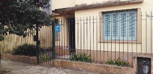 En zona barrio de Quilmes Oeste venta de casa de estilo clasico.