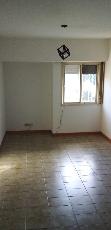 En zona barrio de Quilmes Oeste chalet en estado bueno en alquiler.
