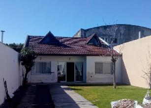 Oportunidad en Quilmes Este casa de estilo clasico en venta.