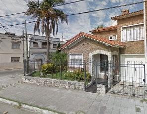 En zona barrio de Bernal Centro chalet con garage en venta.