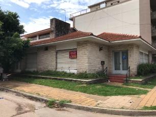 Chalet con garage en venta en zona barrio de Bernal Centro.