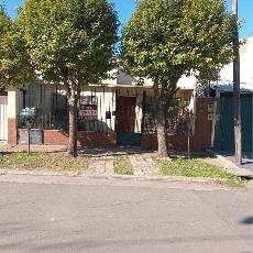 En zona barrio de Berazategui Oeste venta de casa para 2 familias apto crédito.