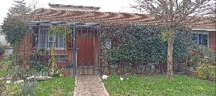 A una cuadra de la estación en Quilmes Oeste Argentina chalet de 35 años de antigüedad en venta.