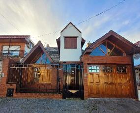 En zona resid. de Quilmes Oeste Centro venta de chalet apto crédito.