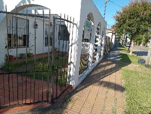 Venta de casa de 4 ambientes en zona barrio de Quilmes Este.