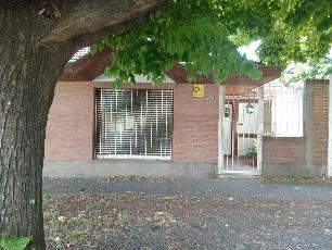 En zona barrio de Quilmes Oeste chalet de 3 ambientes en alquiler.