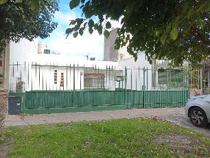 En zona barrio de Quilmes Oeste GBA Sur casa en estado bueno en alquiler.