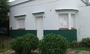 En zona barrio de Barrio Parque Bernal departamento tipo casa de 2 ambientes en alquiler.