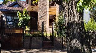 Casa de 2 pisos en venta en zona barrio de Quilmes Este.