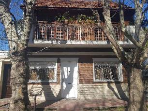 A 4 cuadras de la estación en Don Bosco Este casa ph de estilo clasico en venta.