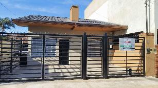 En zona barrio de Quilmes Oeste alquiler de casa de 3 ambientes.