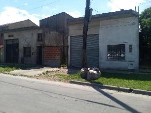 En zona barrio de Berazategui Oeste venta de galpon sobre lote de 15.00 x 30.00.