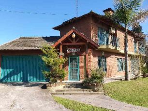 En zona barrio de El Pato Berazategui venta de chalet apto crédito.
