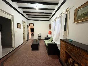 En zona barrio de Quilmes Centro casa ph de 3 ambientes en venta.