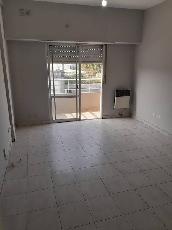 En zona comerc. de Quilmes Oeste departamento de 4 ambientes en alquiler.