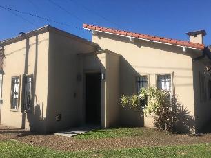 En zona resid. de Barrio Parque Quilmes chalet de 3 ambientes en venta.