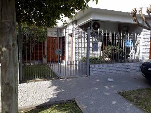 En zona barrio de Quilmes Oeste venta de casa con departamento de 149 m².